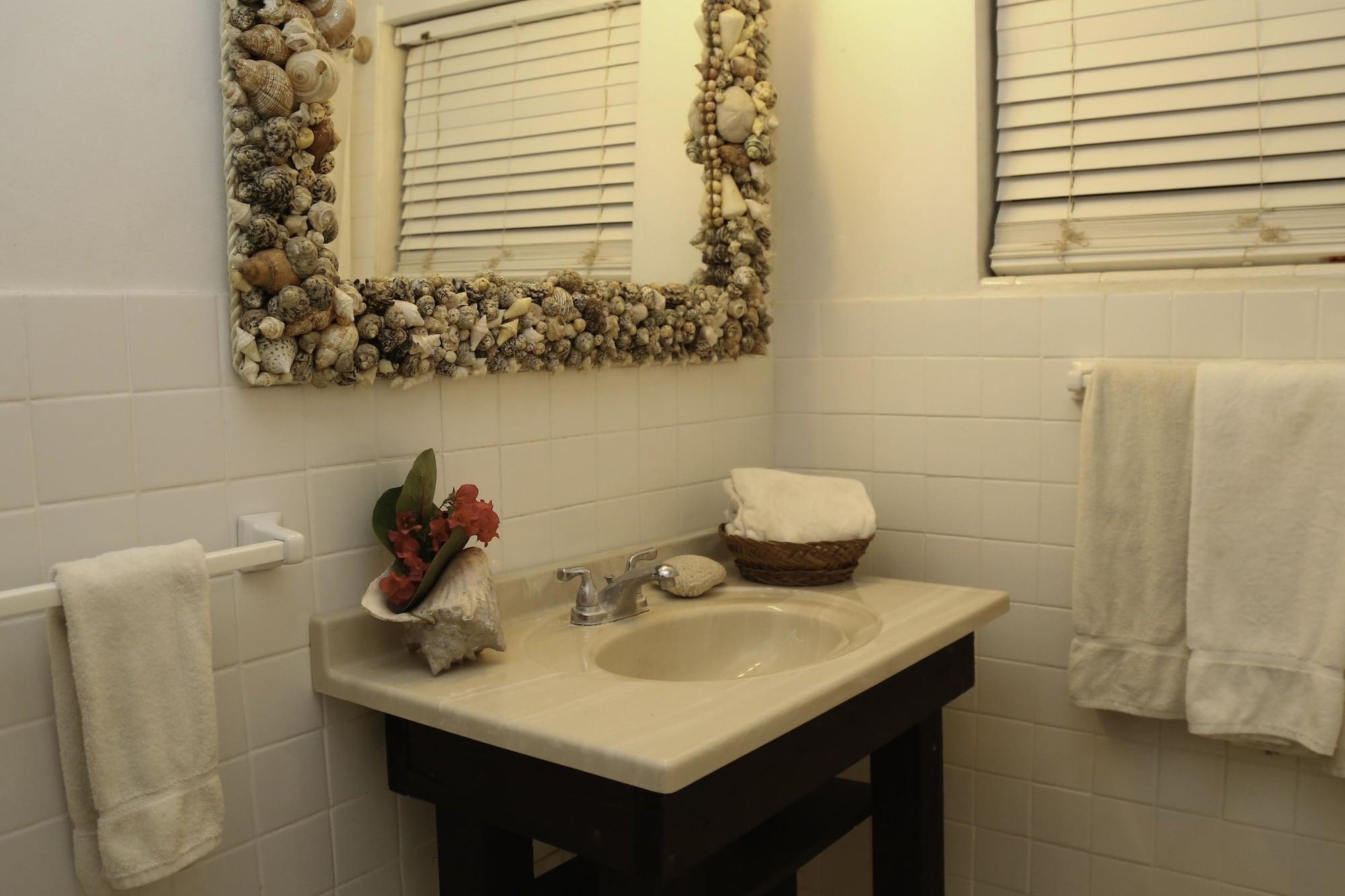 Tingum Village Hotel Dunmore Town Bagian luar foto