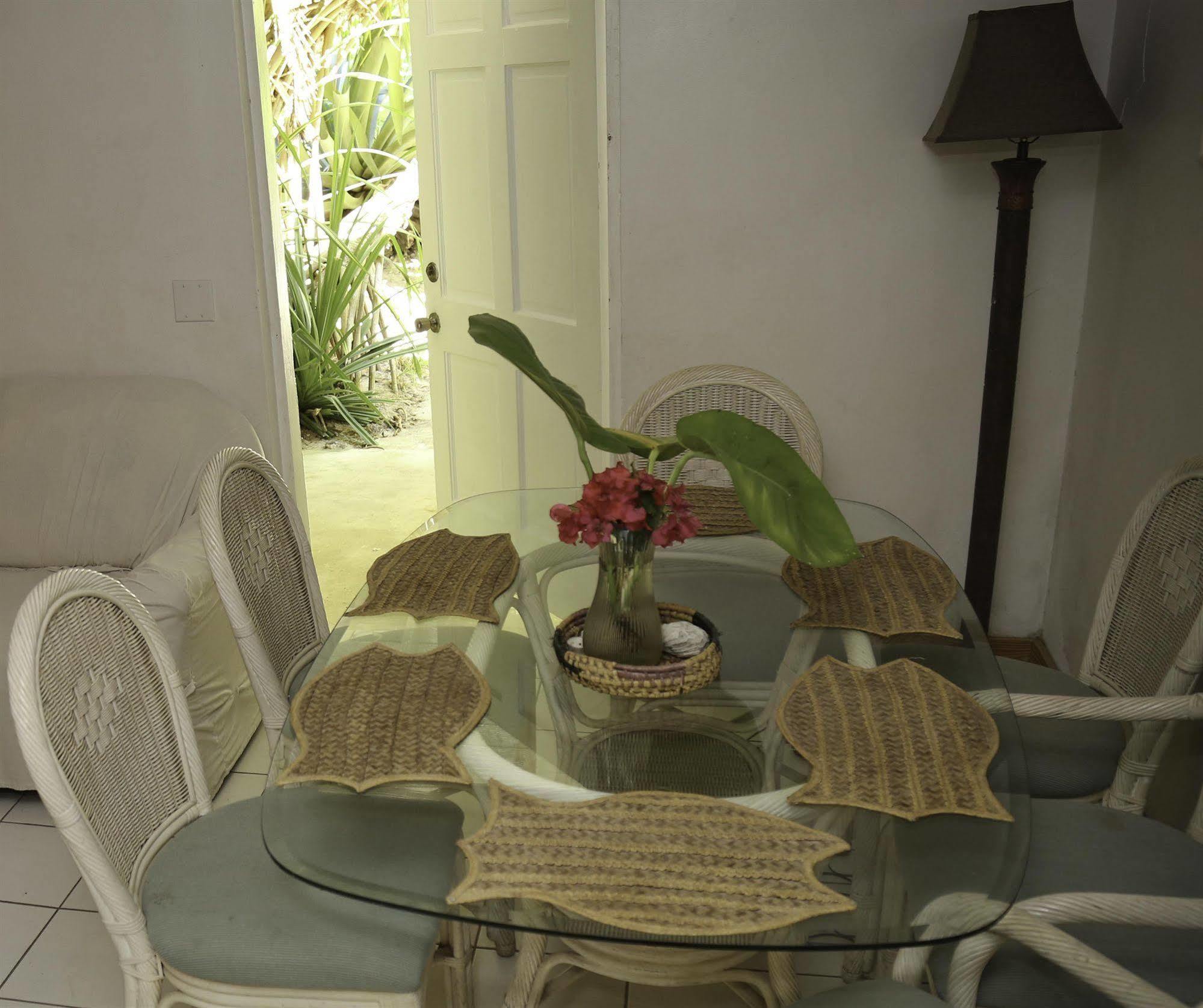Tingum Village Hotel Dunmore Town Bagian luar foto