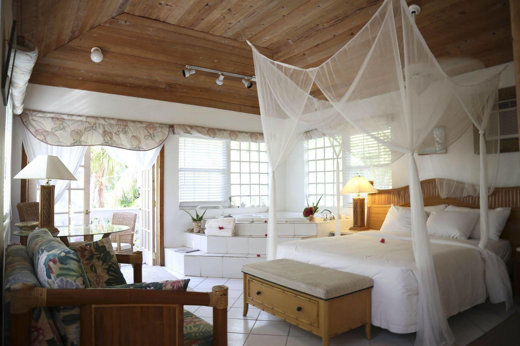 Tingum Village Hotel Dunmore Town Bagian luar foto