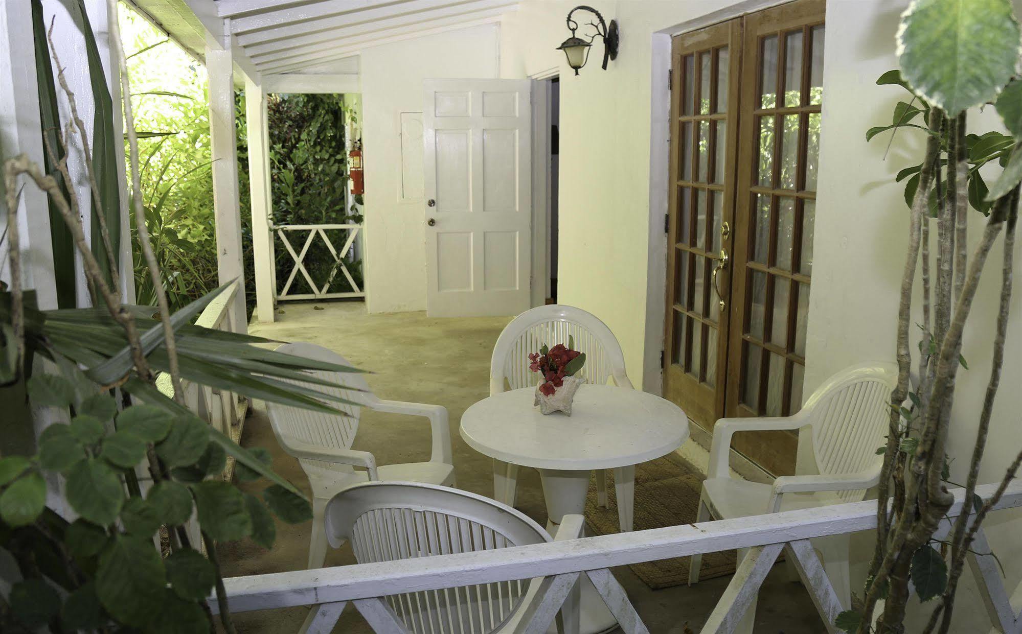 Tingum Village Hotel Dunmore Town Bagian luar foto