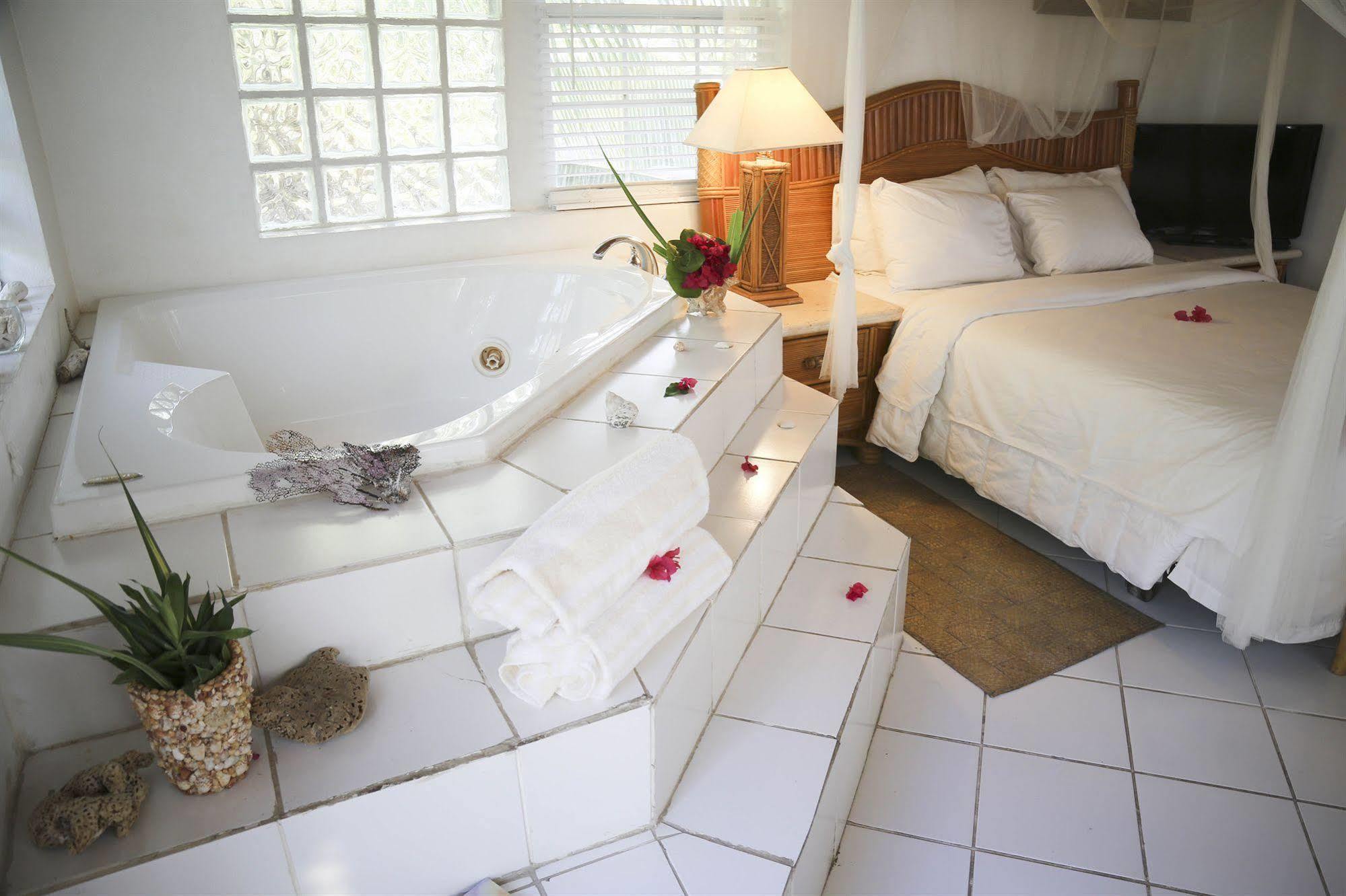 Tingum Village Hotel Dunmore Town Bagian luar foto